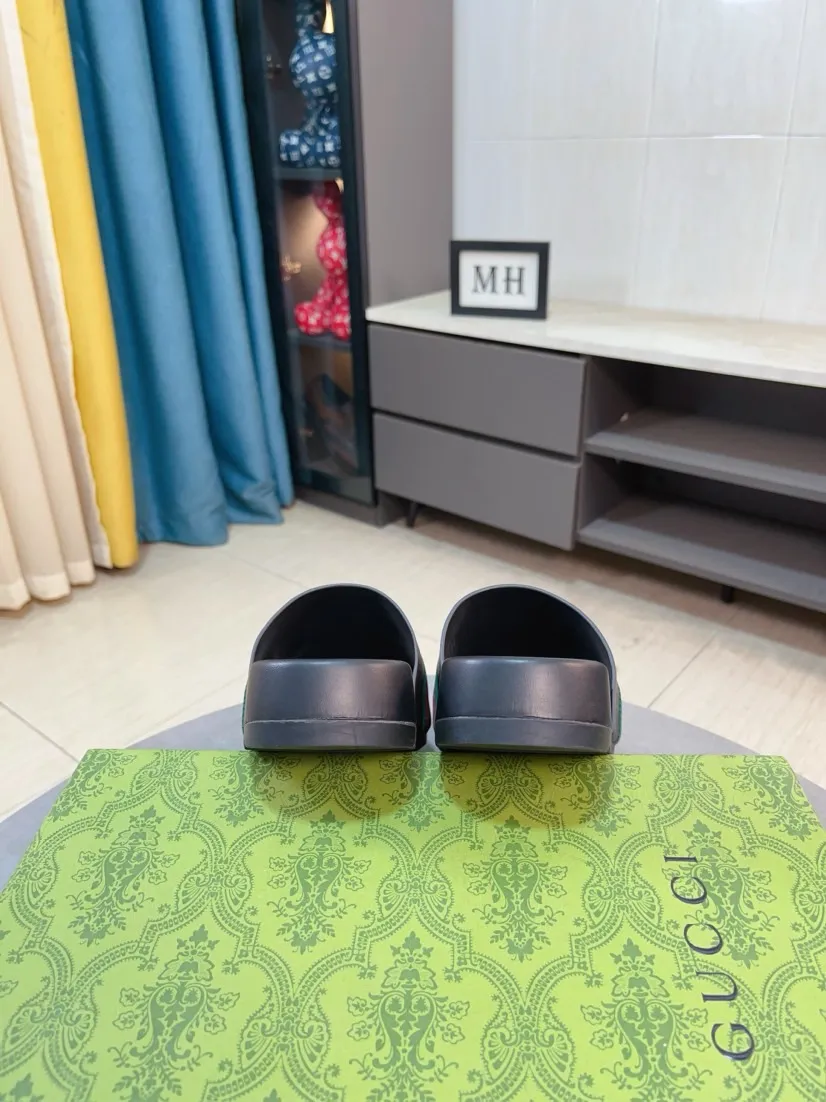 Men's Men's Shoes💰300🌸🌸【GUCCI New Style】This slipper is made of GG polyester fiber and is decorated with the Gucci label on the front, adding a bold logo feel to the style. "Gucci Made in Italy" stamped label Rubber sole Flat Made in Italy Men's sizes 39 to 45, (46. Customized